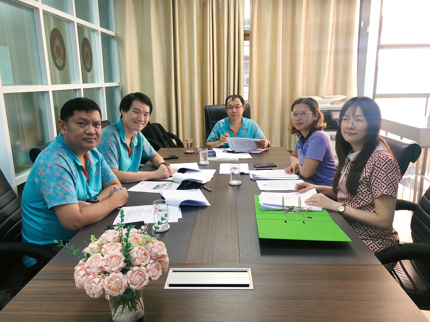 ประชุมคณะกรรมการเปิดซองประกวดราคาซื้อชุดฝึกปฏิบัติการประกอบและวายริ่งในระบบอัตโนมัติหุ่นยนต์